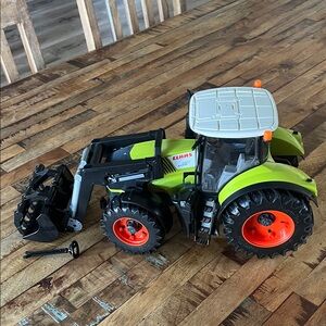 Bruder Claas Axion 950 Farm Tractor with Frontloader